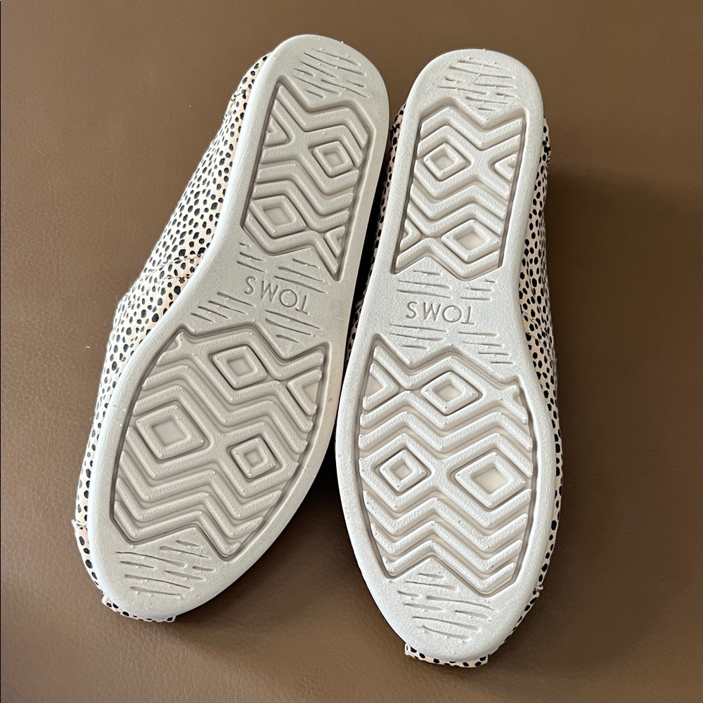 TOMS Women's Black and White Slip-On Shoes - Picture 3 of 4